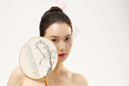 手拿折扇的新中式国潮女性形象图片