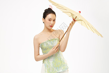 手撑油纸伞的国潮女性形象图片