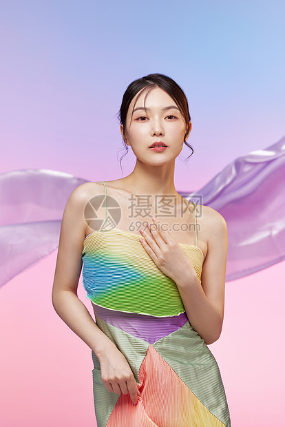 丝绸背景下的漂亮美女图片