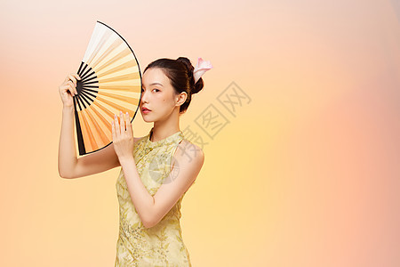 新中式国潮女性手拿扇子图片