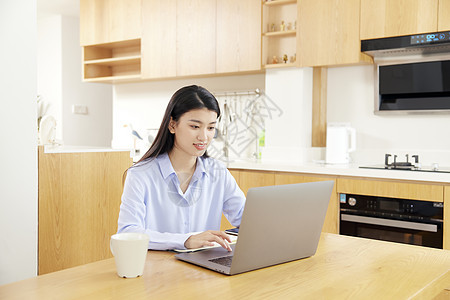 年轻女性居家办公图片