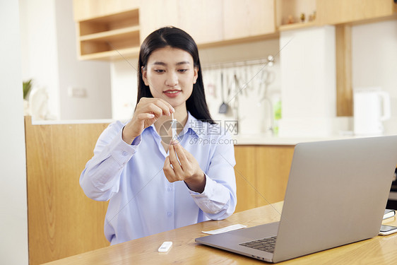 居家抗原自测的青年女性图片