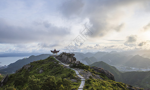 夕阳下山顶的亭子图片