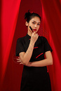 手拿化妆品的中国风国潮美女图片