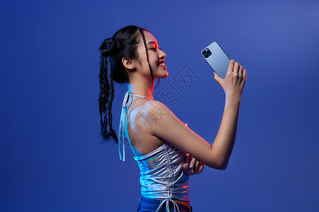蓝色科技拿着手机的国潮酷女孩背景