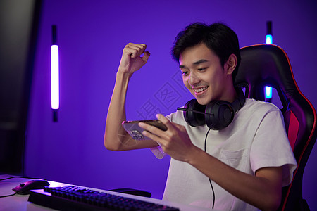 电竞游戏黑白玩手游的男青年庆祝胜利背景