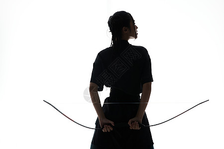 猎户弓箭手拿弓箭的古风美女背影背景