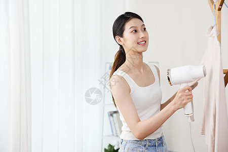 居家女性在家使用手持挂烫机图片