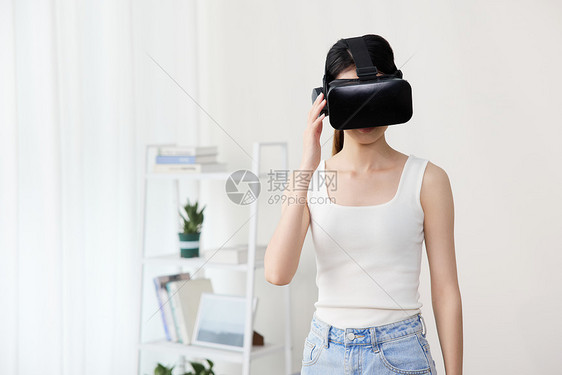 居家青年体验vr设备图片