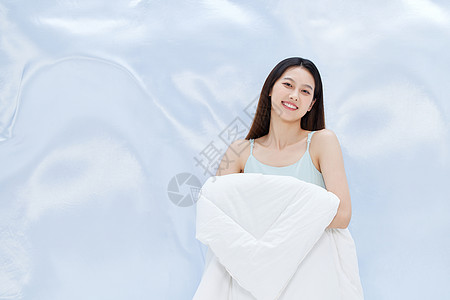 休息照抱着被子的女性背景