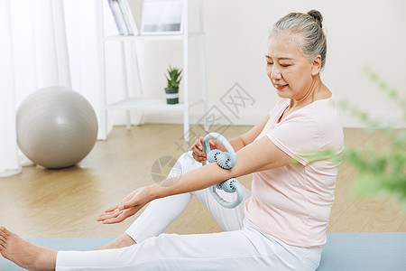 老年人手机自拍高清背景图片做瑜伽运动冥想的老人高清背景图片居家