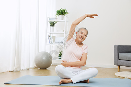 居家健身减肥老年人在家里做伸展运动背景