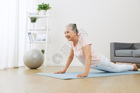 居家健身减肥老人在家里做伸展运动背景