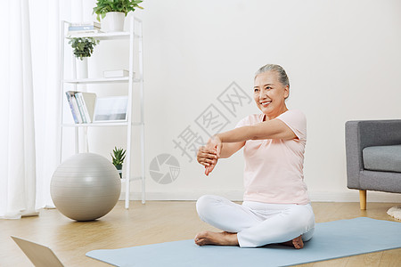 居家健身减肥在家里做伸展运动的老年人背景