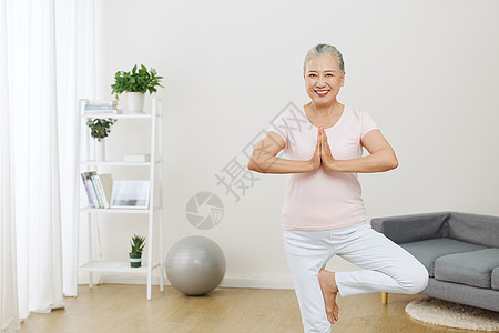 居家老年人锻炼瑜伽图片