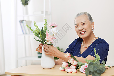 居家插花的老年女性形象图片