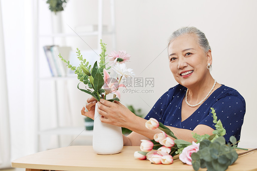 居家插花的老年女性形象图片