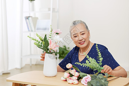 居家插花的老年人图片