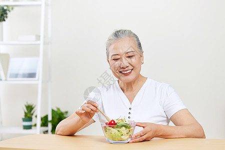吃沙拉的自律老年人图片