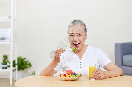 吃水果沙拉的老年人图片