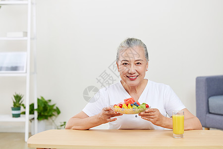 老年女性的健康饮食图片