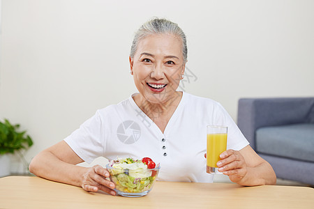 吃沙拉的健康老年女性图片