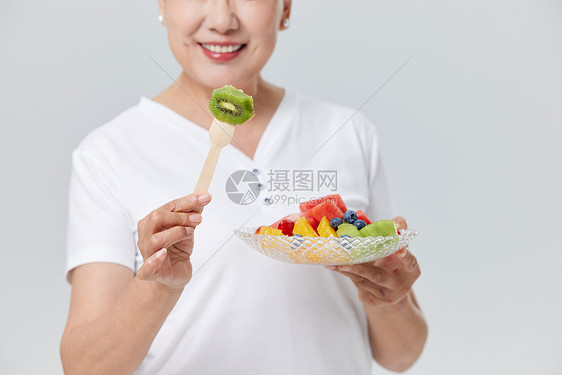 吃水果沙拉的老年女性图片
