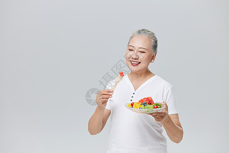 老人吃水果吃水果沙拉的老年人背景