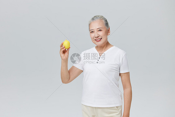手拿柠檬的老年人图片