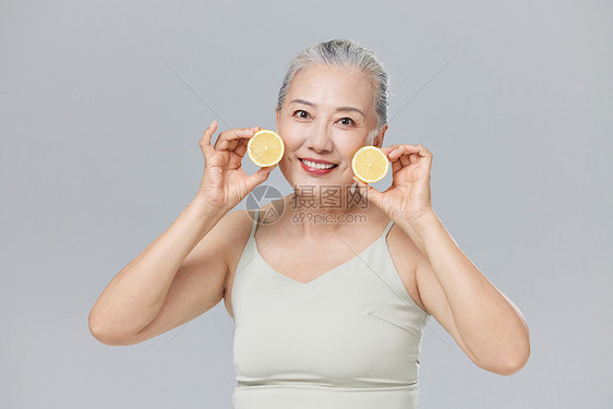 手拿柠檬的健康老年人图片