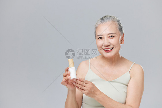 老年人展示化妆品喷雾图片