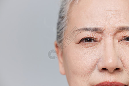 女性护肤卸妆老年人眼部特写背景