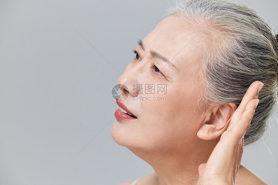听力下降的老年人形象图片