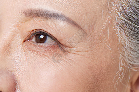 中老人眼睛不舒服图片