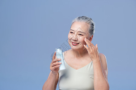 中老年人老年人使用化妆品喷雾形象背景