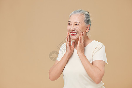 老年人保养护肤概念图片