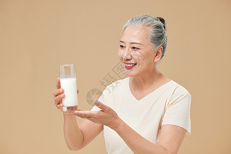 老年女性喝牛奶图片