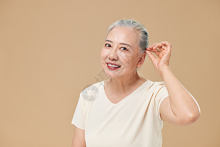 老年女性整理发型图片