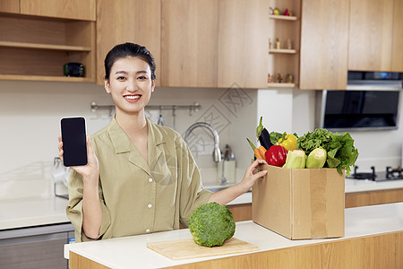 年轻女性居家团购蔬菜图片