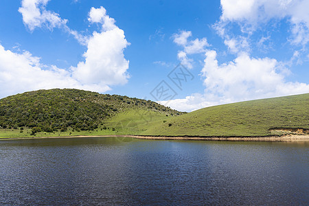 大理鸟吊山高山草原湖泊蓝天白云图片