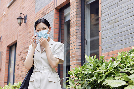 戴口罩的女白领室外打电话图片