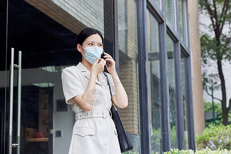 戴口罩的商务女性打电话图片