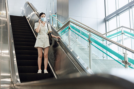 上班路上打电话通勤路上打电话的商务女白领背景