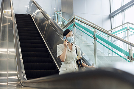 上班路上打电话通勤路上打电话的女白领背景