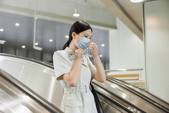 疫情期间的女白领乘坐地铁图片