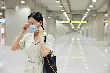 时代变化疫情期间的女白领乘坐地铁背景