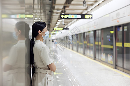 白领女性等待地铁到站背景