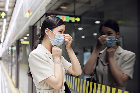 疫情期间女白领乘坐地铁图片