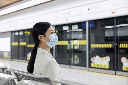 在地铁站等候地铁列车的青年女性图片