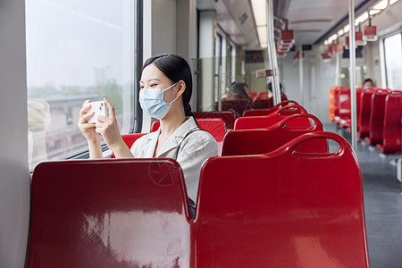 欣赏沿途风景的青年女性图片